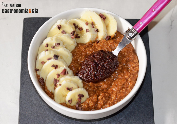 Porridge de café con plátano y crema de dátiles, avella