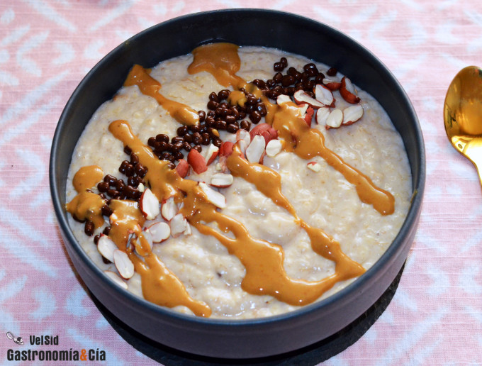 Desayuno con avena, yogur, plátano y cacahuete