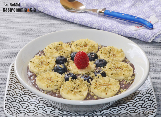 Porridge con açai, plátano y semillas de cáñamo