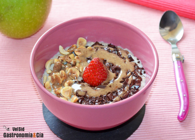 Porridge con chocolate y avellanas