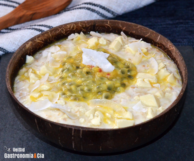 Porridge de chocolate blanco y fruta de la pasión