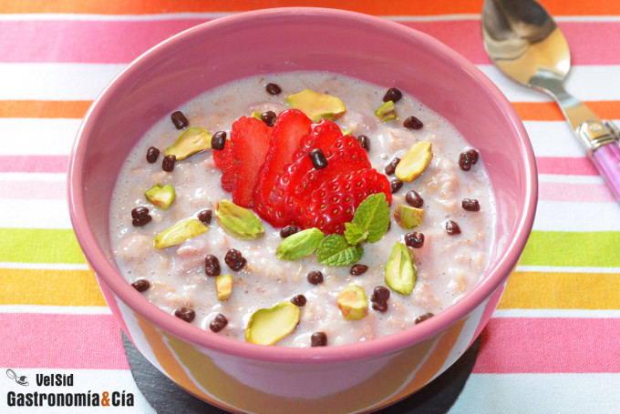 Porridge con fresas calientes