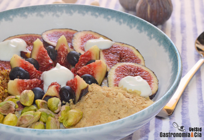 Porridge con higos, yogur y pistachos