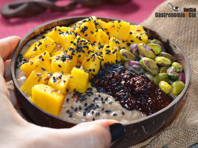 Porridge de plátano, mango y pistachos