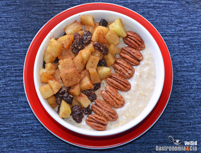 Porridge con manzana, pasas y nueces