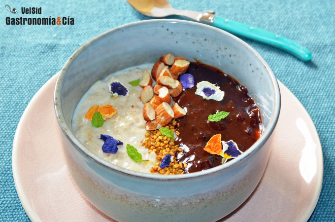 Porridge con mermelada de cerezas y almendras