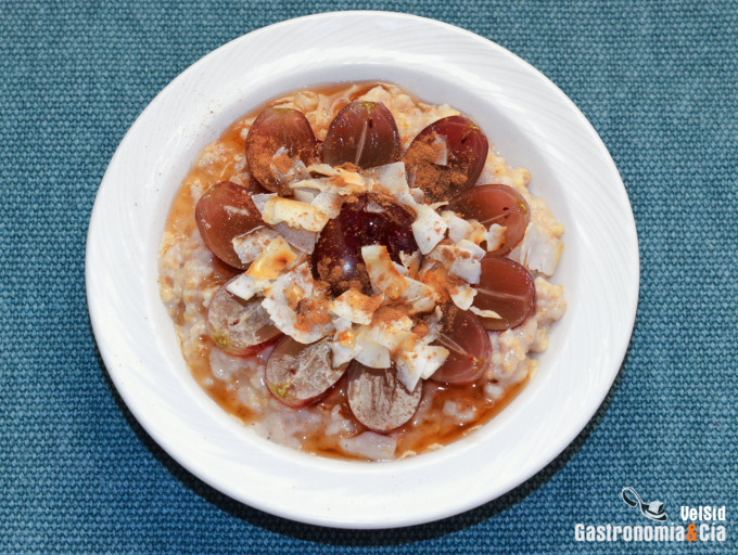 Porridge con uvas, coco tostado y especias cálidas
