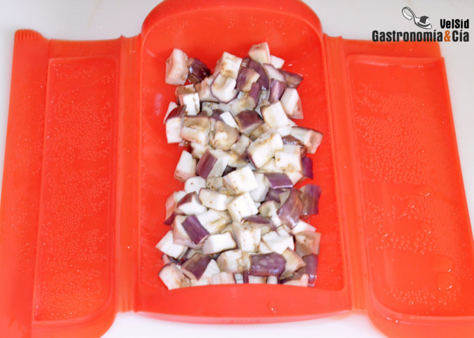 Precocinar la berenjena para hacer platos más saludable