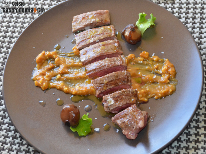 Presa ibérica a la parrilla con salsa de cacahuetes, mo