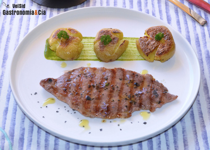 Presa de cerdo ibérico con patatas baby crujientes y sa