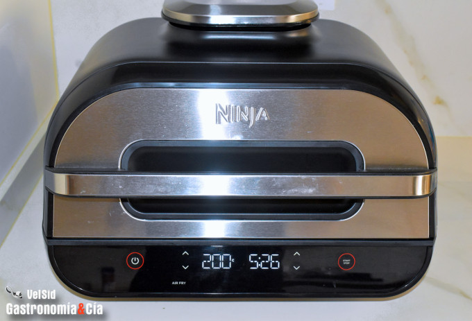 Provolone fundido con nueces y aceite de chile crujient