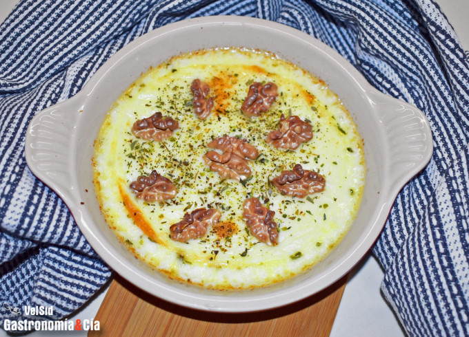 Provolone fundido con nueces y aceite de chile crujient