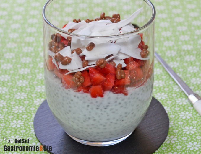 Pudin de chía con queso, fresas y coco