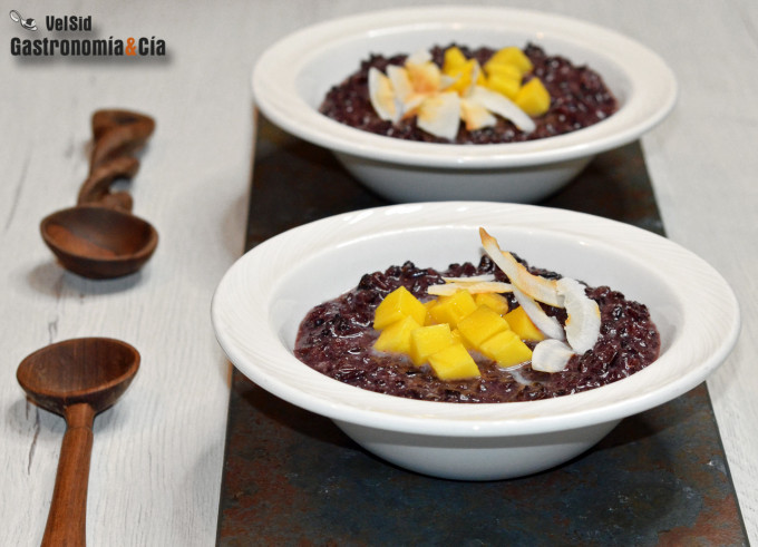 Pudin de arroz negro con mango y coco