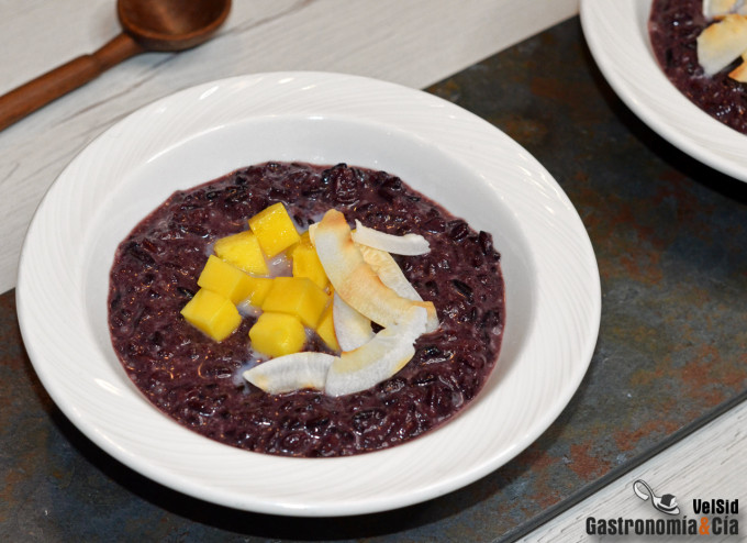 Pudin de arroz negro con mango y coco