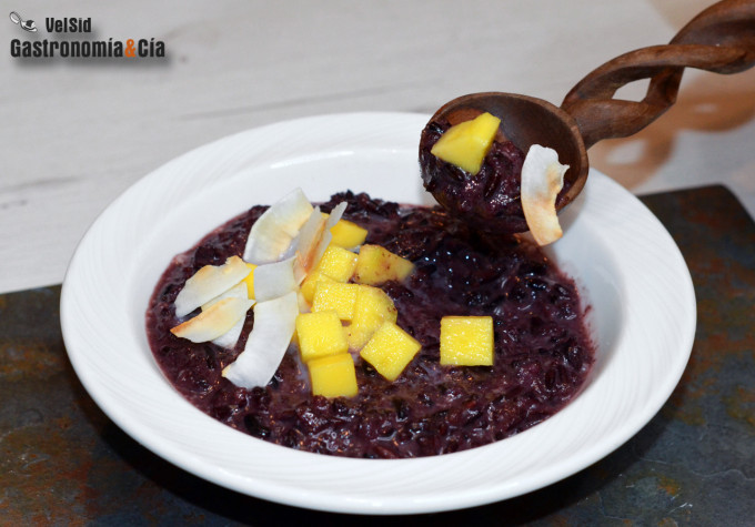 Pudin de arroz negro con mango y coco