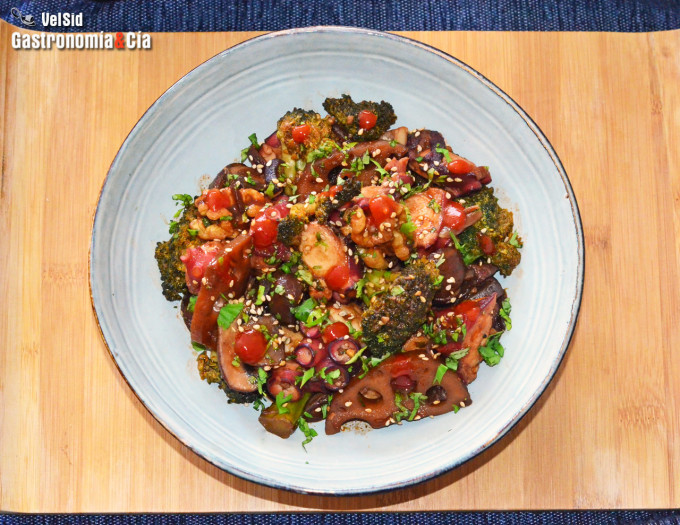 Guiso de pulpo con champiñones, brócoli y raíz de loto