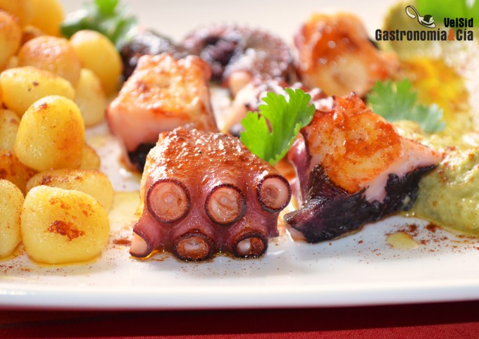 Pulpo a la parrilla con ñoquis salteados y hummus de ag
