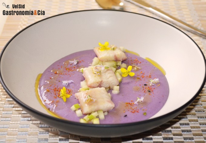 Puré de patata violeta con anguila ahumada