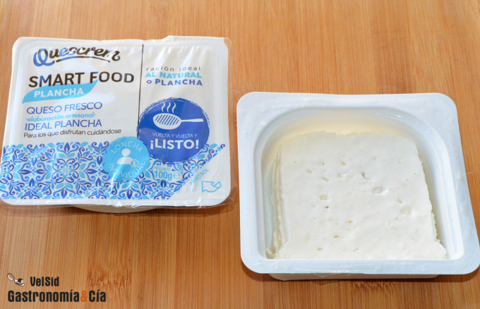 Queso fresco a la plancha con gambas, albaricoques y vi