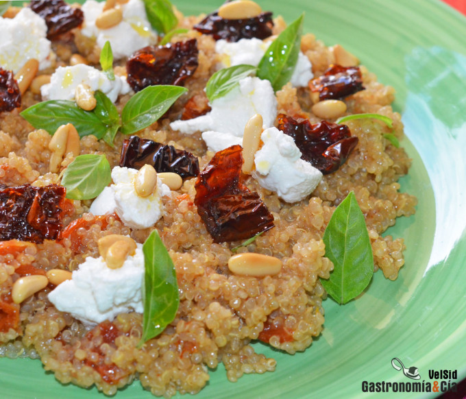 Quinoa con tomates secos, ricotta y albahaca