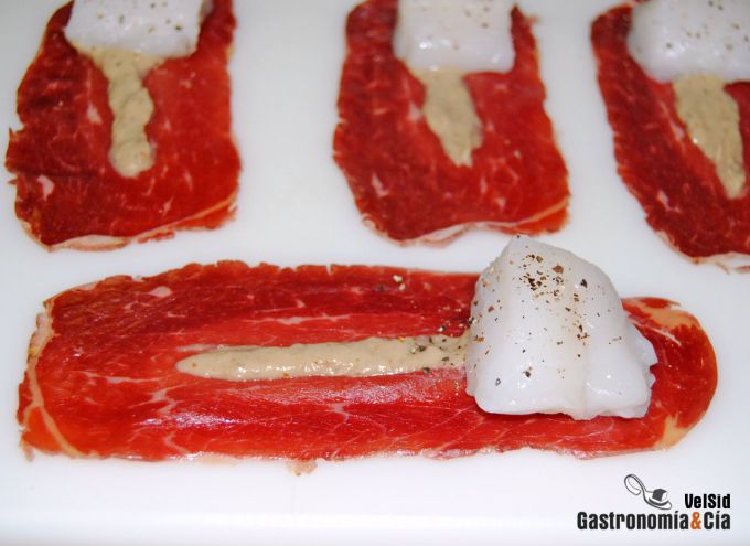 Brocheta de rape y cecina con salsa de mostaza