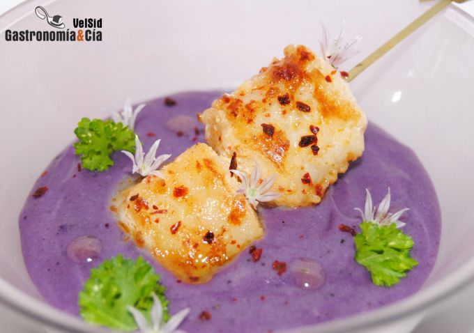 Brocheta de rape con parmentier de patata violeta