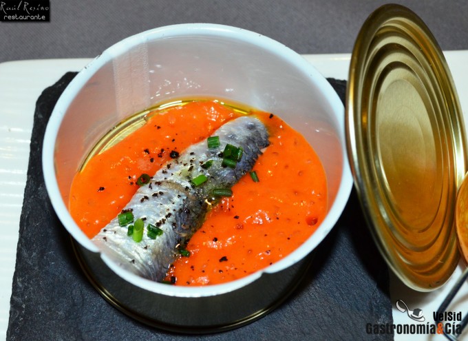 Sardina marinada con espuma de pimiento del piquillo