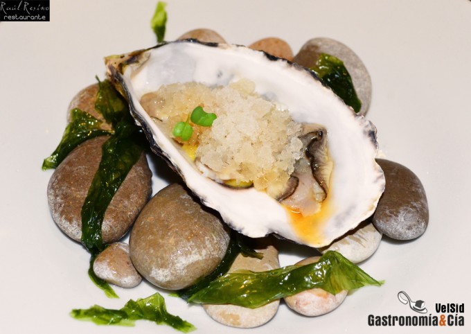 Ostra crionizada en cava y lima sobre puré de mango