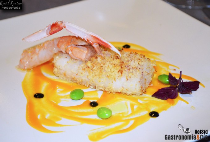 Rape en costra de coco y cigala ahumada