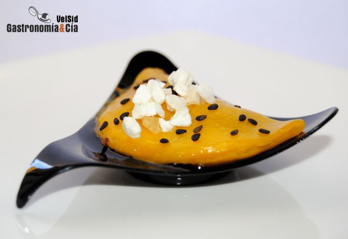 Ravioli de mango, langostinos y crispy de yogur