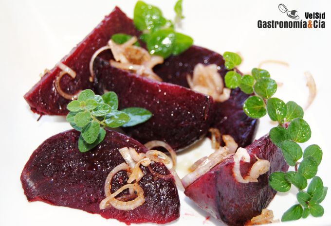 Ensalada de remolacha, orégano y salsa harissa