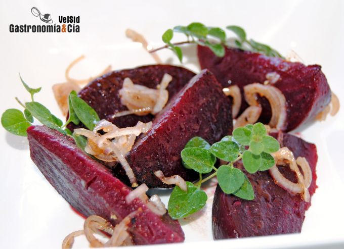 Ensalada de remolacha, orégano y salsa harissa