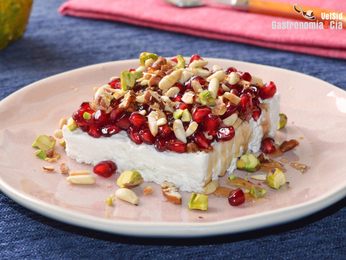 Requesón con granada, frutos secos y miel