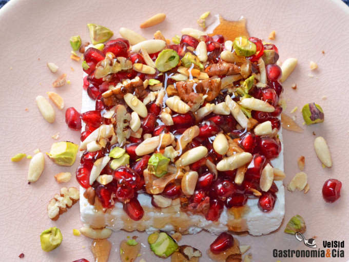 Requesón con granada, frutos secos y miel