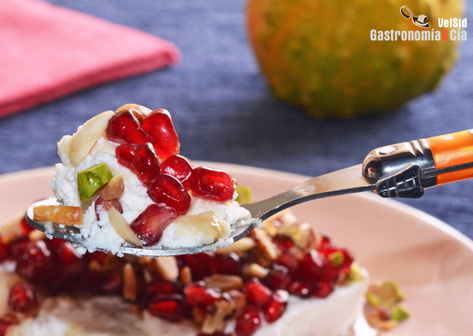 Requesón con granada, frutos secos y miel