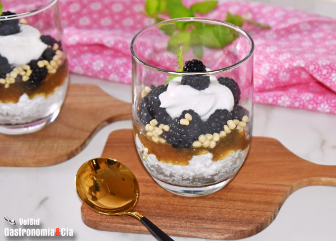 Requesón, manzana y moras