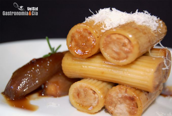 Rigatoni rellenos de cordero con chalotas caramelizadas