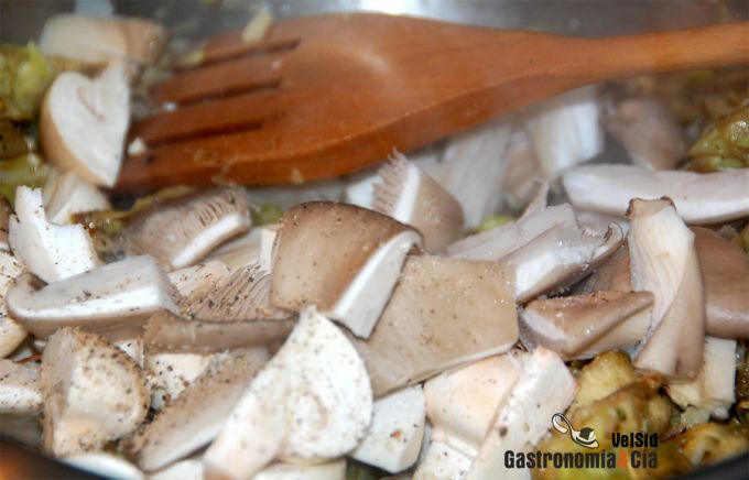 Risotto de alcachofas y setas con cúrcuma