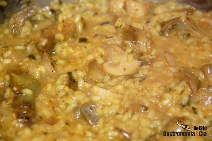 Risotto de alcachofas y setas con cúrcuma