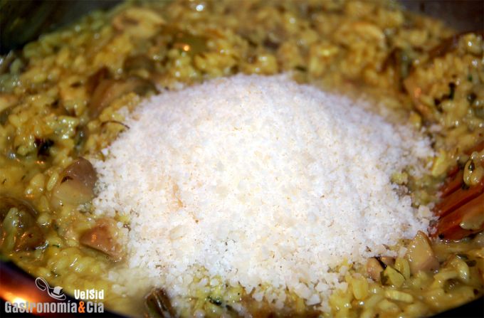 Risotto de alcachofas y setas con cúrcuma