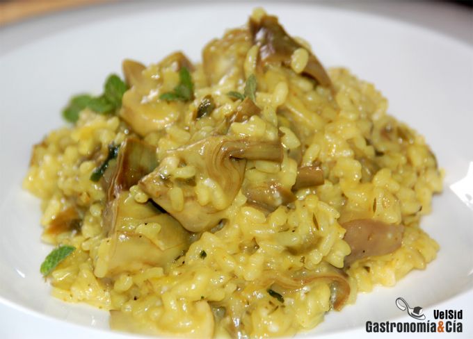 Risotto de alcachofas y setas con cúrcuma