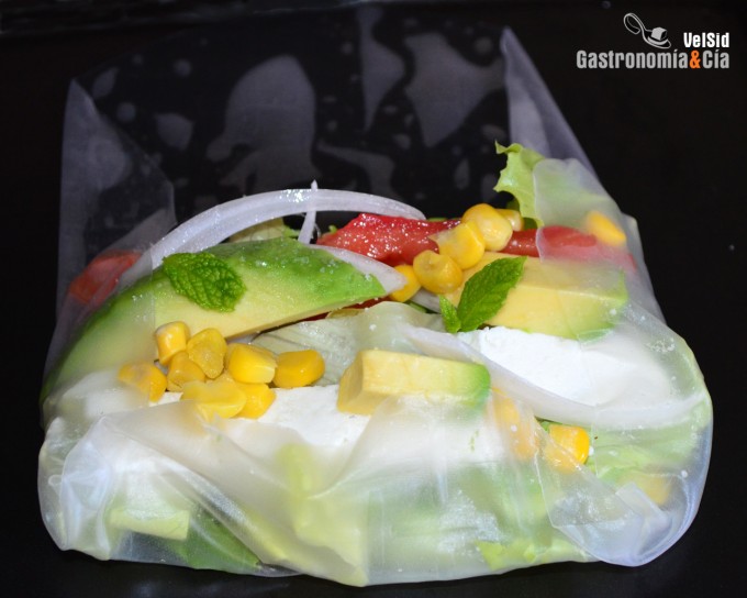 Rollitos de aguacate y requesón con papel de arroz