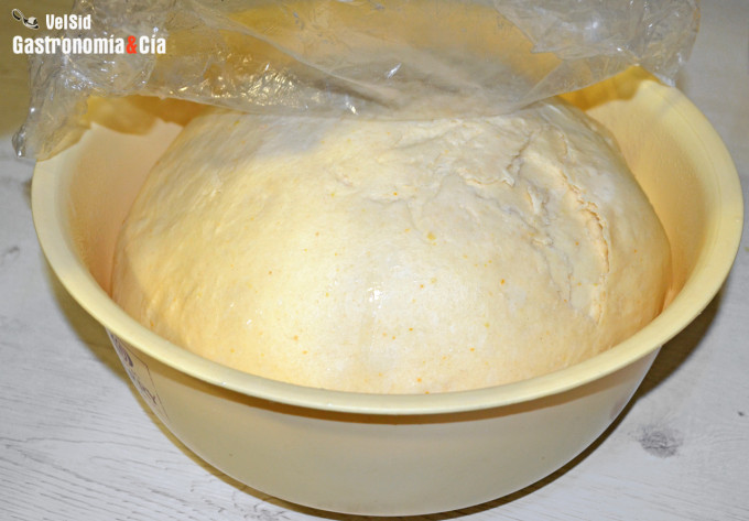 Roscón de Reyes relleno de turrón de Jijona