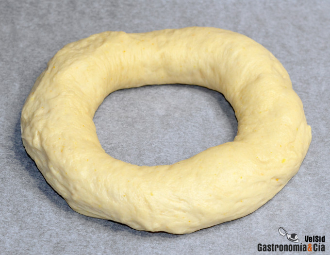 Roscón de Reyes relleno de turrón de Jijona