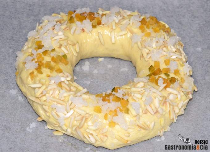 Roscón de Reyes relleno de turrón de Jijona