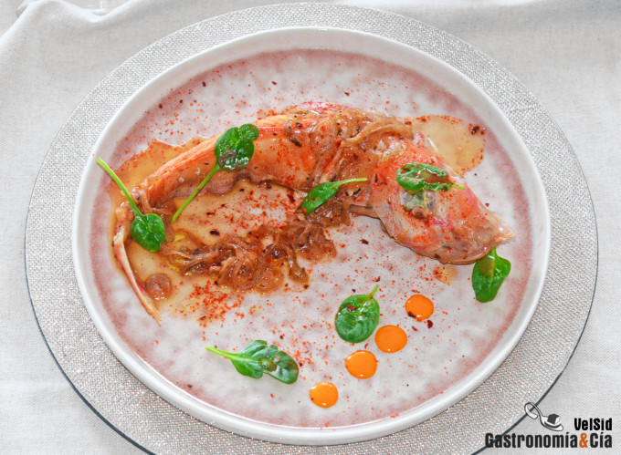 Rubio al vapor con soja y vino oloroso