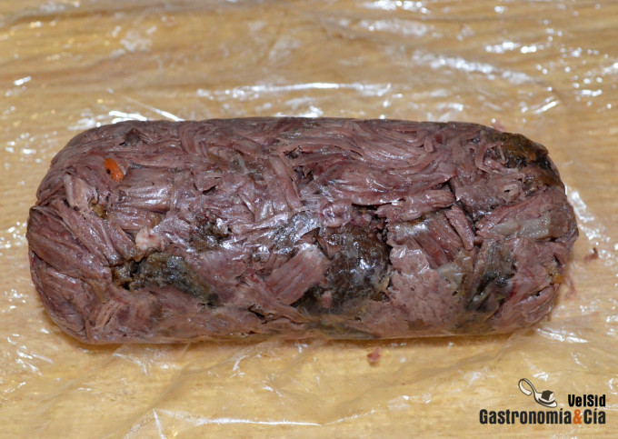 Rulo de carrillera de ternera con salsa de boletus y ve