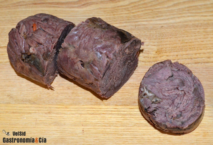 Rulo de carrillera de ternera con salsa de boletus y ve