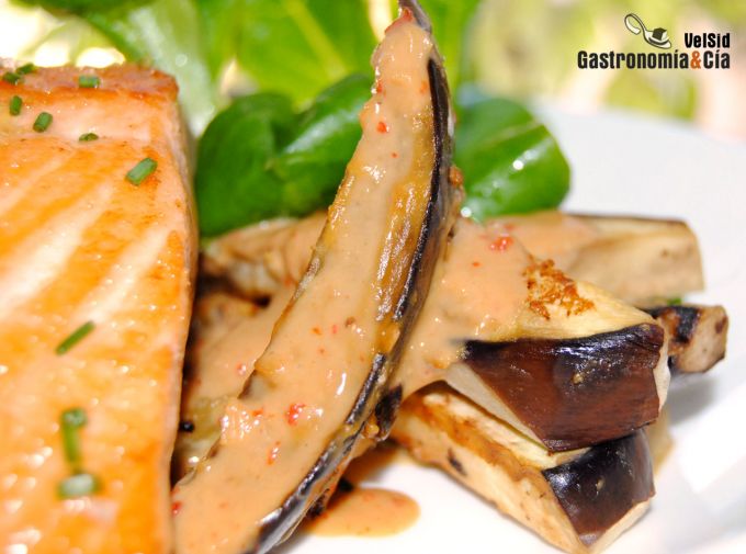 Salmón con berenjena y miso